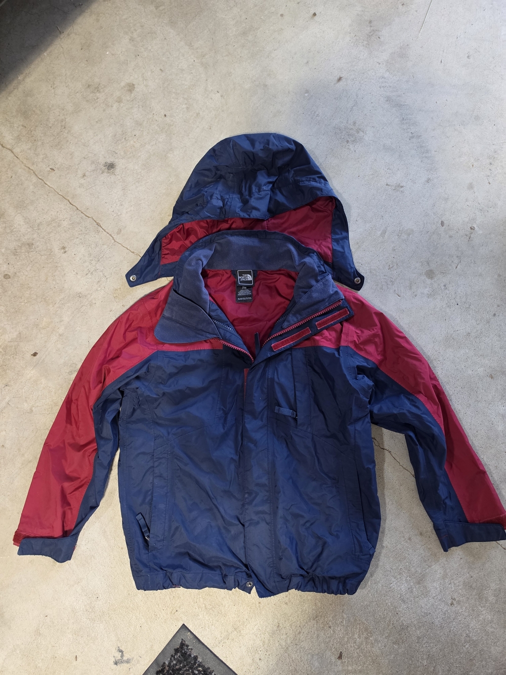 The North Face HyVent Boys Navy Red Hooded Rain Jacket Size 7/8